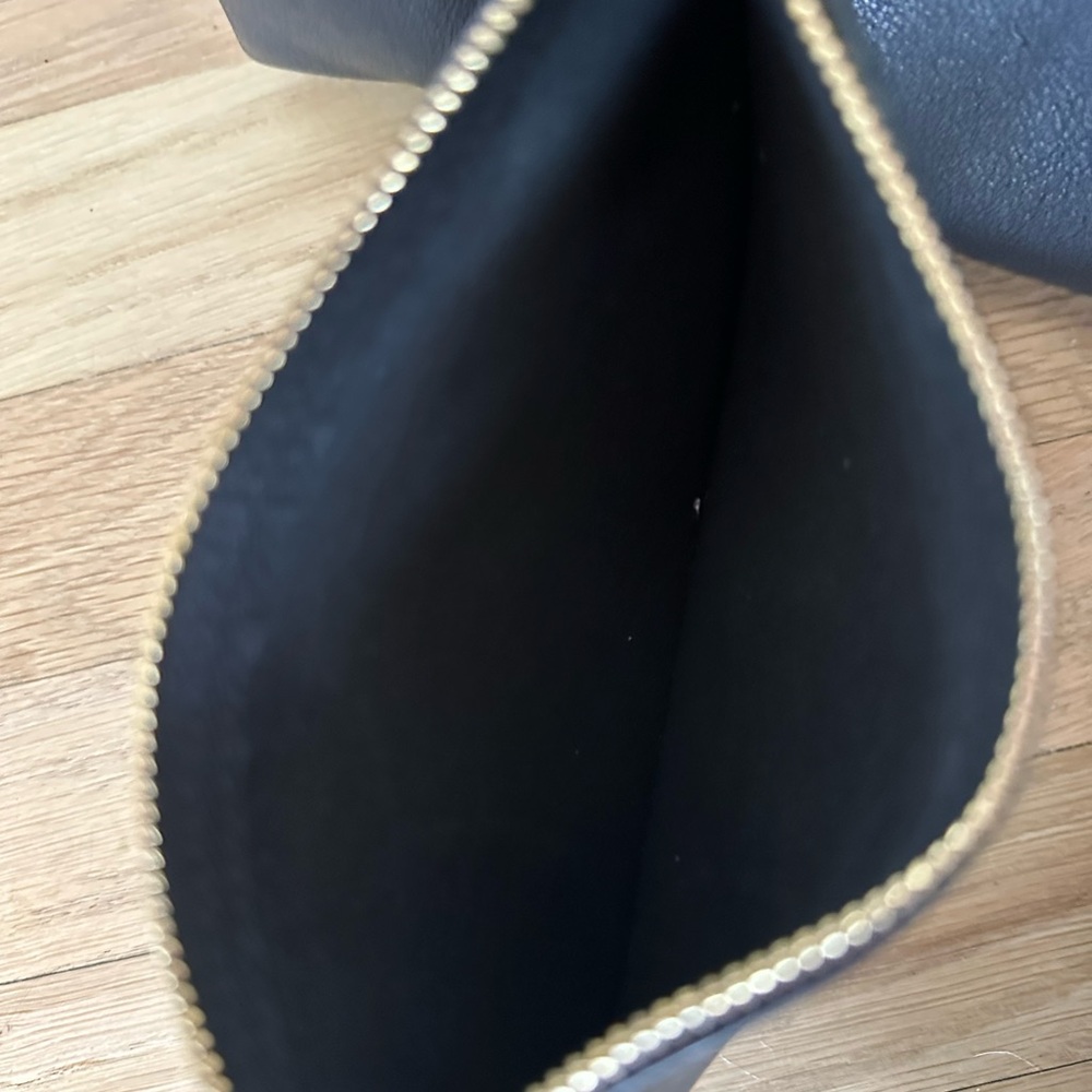 HP 🎉YSL Saint Laurent East-West Tote Black Leather Shopping Bag - Picture 14 of 15